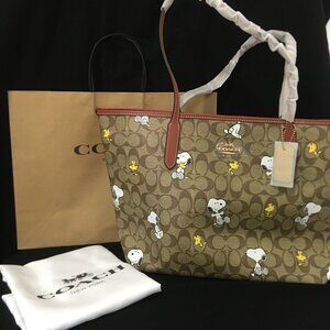 NWT COACH Peanuts Snoopy Tote bag!